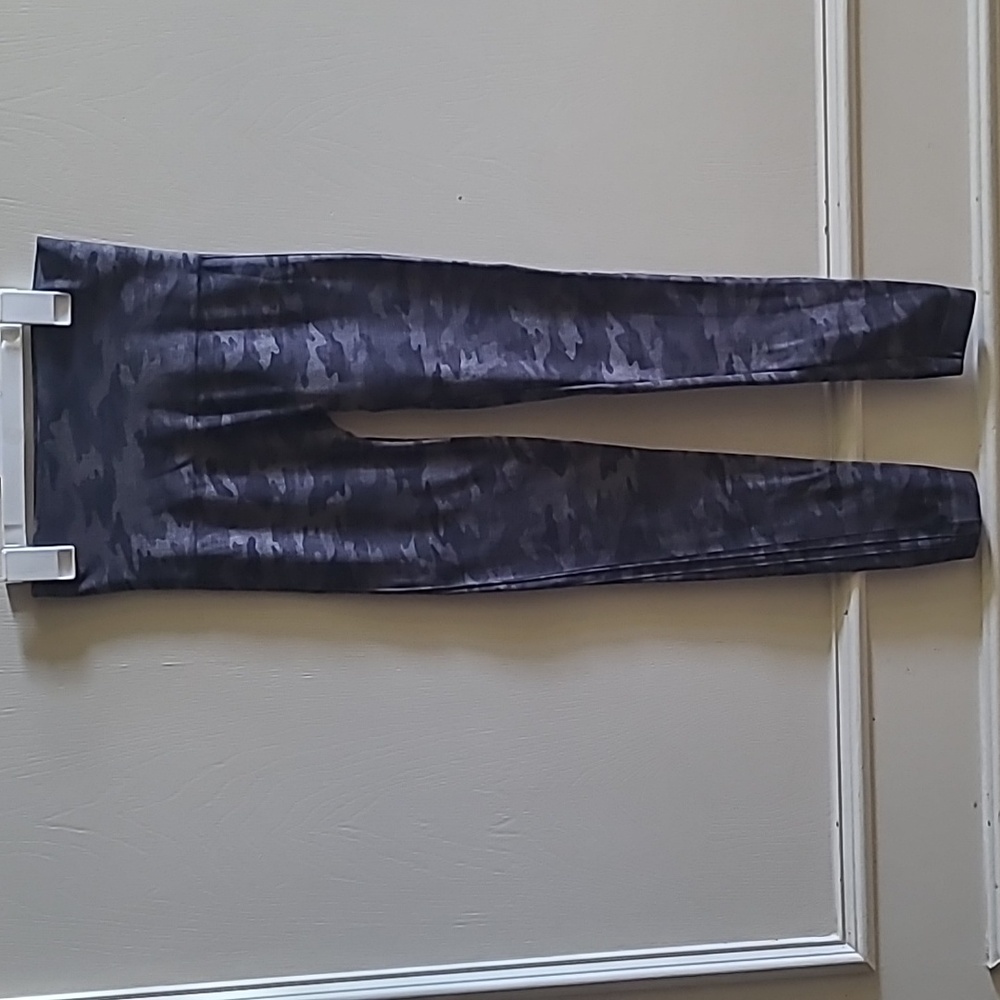 NEW SPANX Look at Me Now Seamless Leggings, Black Camo, Sz M - Picture 3 of 7